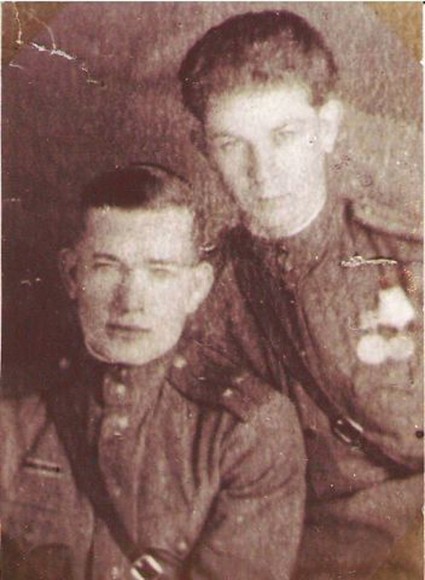 Савенко Петр Лаврентьевич (справа)